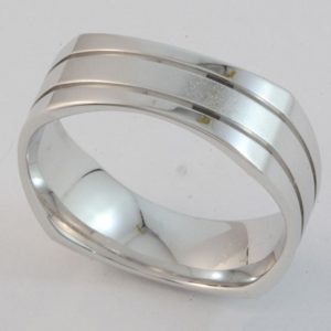 Gents 'Squound' shape ring with brushed finish inner band and polished rails