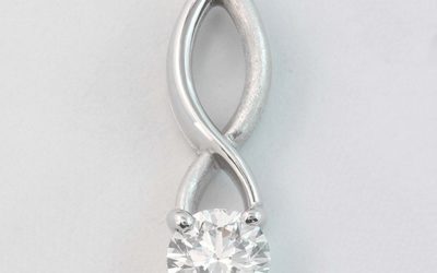 117822 : Curved Diamond Pendant