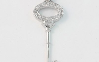 117844 : Key-shaped Diamond Pendant