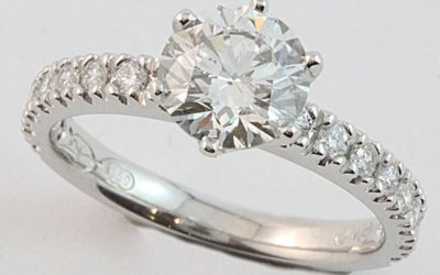 118246 : Claw-set Diamond Engagement Ring