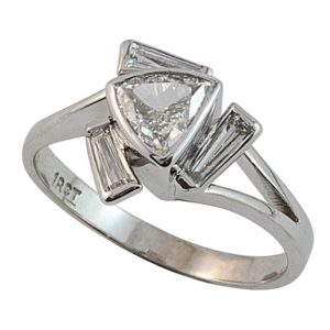 A modern twist based on a Trilliant-cut centre diamond with three tapered baguettes in white gold.