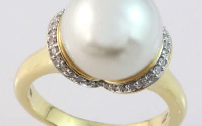 119648 : 18 Carat Yellow Gold South Sea Pearl & Diamond Ring