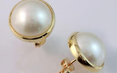 119688 : 9 Carat Yellow Gold Mabè Pearl Stud Earrings