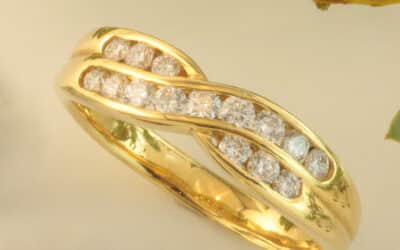 117765 : 18 Carat Yellow Gold Crossover Diamond Ring