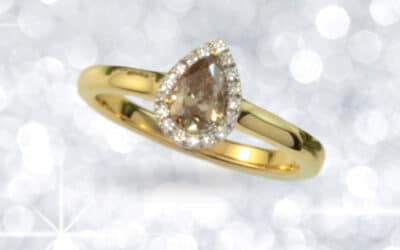 121130 : 18 Carat Yellow Gold Pear Shaped Champagne Diamond Ring
