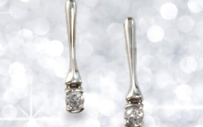 121132 : 18 Carat White Gold Diamond Drop Earrings