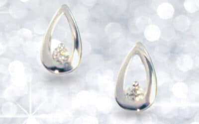 121135 : 9 Carat White Gold Pear Shaped Diamond Stud Earrings