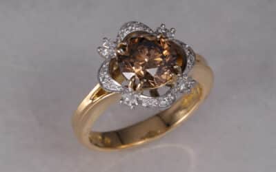 20019600 : 18 Carat Yellow & White Gold Cognac & White Diamond Ring